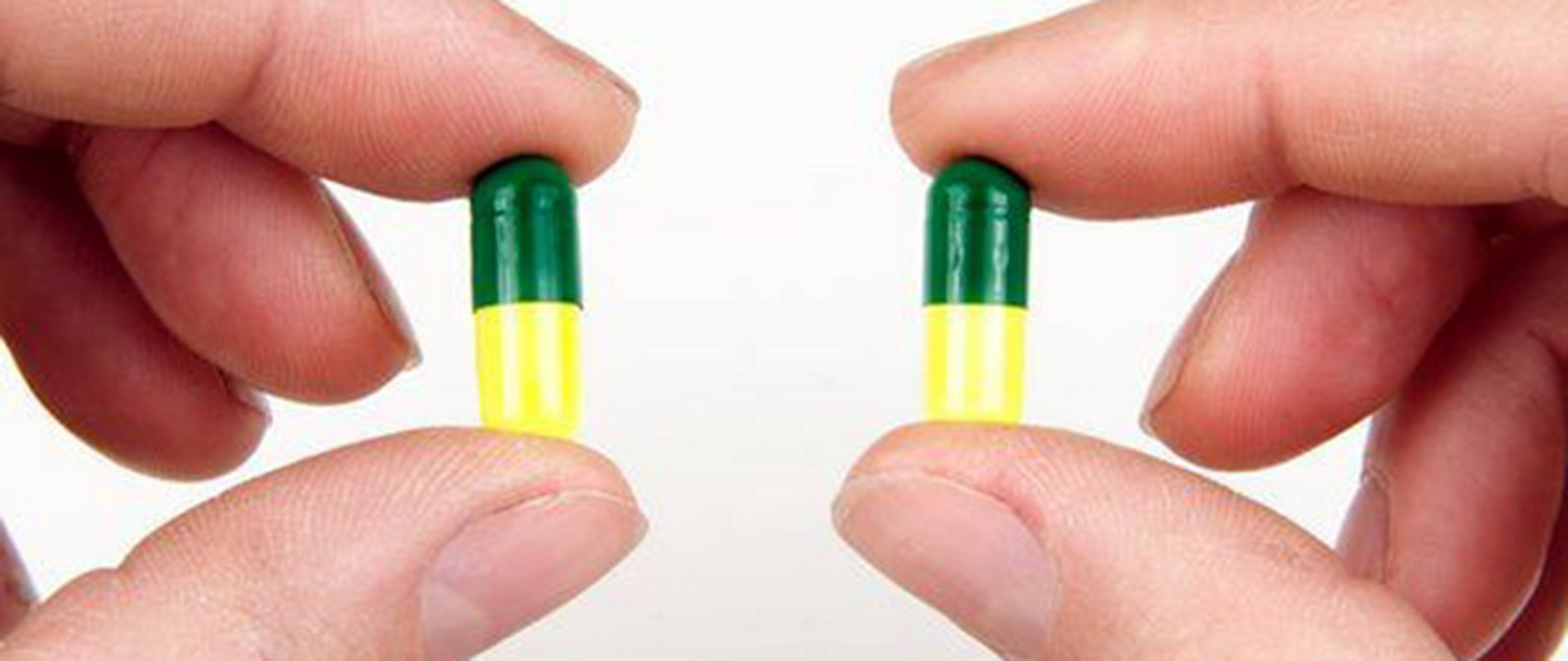 una foto comparativa de pastillas genuinas y falsas